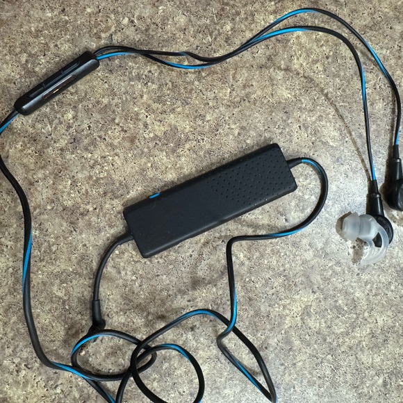 Bose QuietComfort 20 Acoustic Noise Cancelling Headphones - Picture 2 of 2